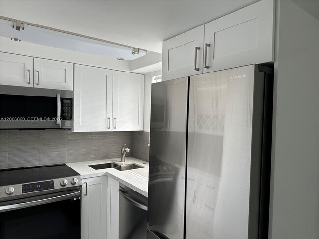 Building Photo - 1333 E Hallandale Beach Blvd