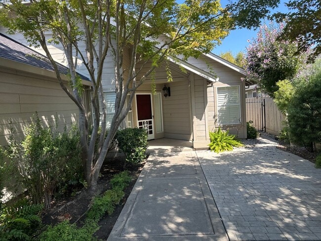 Building Photo - Beautiful 3 bedroom!