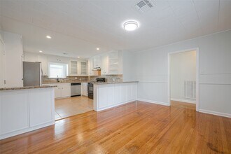 Building Photo - 4923 Poinciana Dr