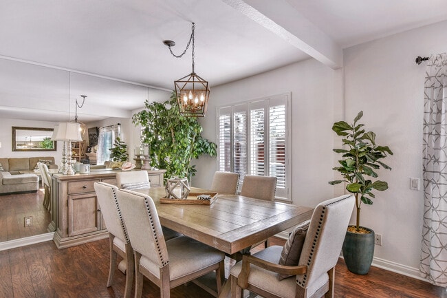 Building Photo - 385 Calle Borrego