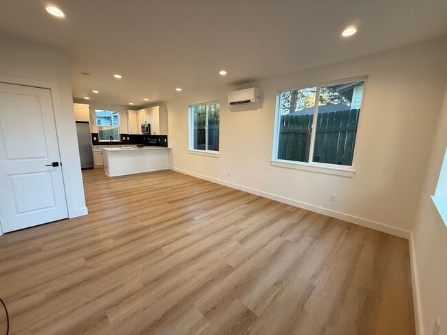 Foto del edificio - Brand New Modern 2 Bed/ 1 Bath Triplex - Near Old Mill District