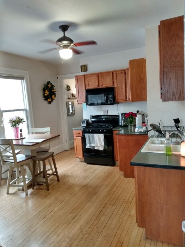 Foto del edificio - 2948 N Newhall St