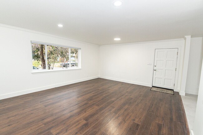 Building Photo - Stylish City Retreat on Iconic South Templ...