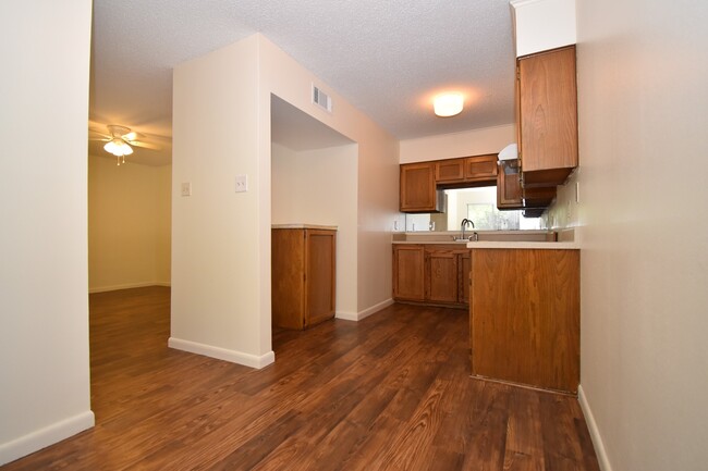 Building Photo - Saratoga Street Duplex