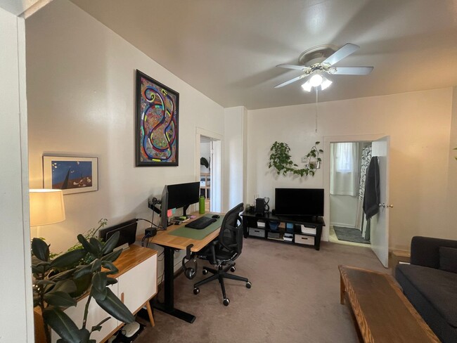 Building Photo - 818 N Corona St