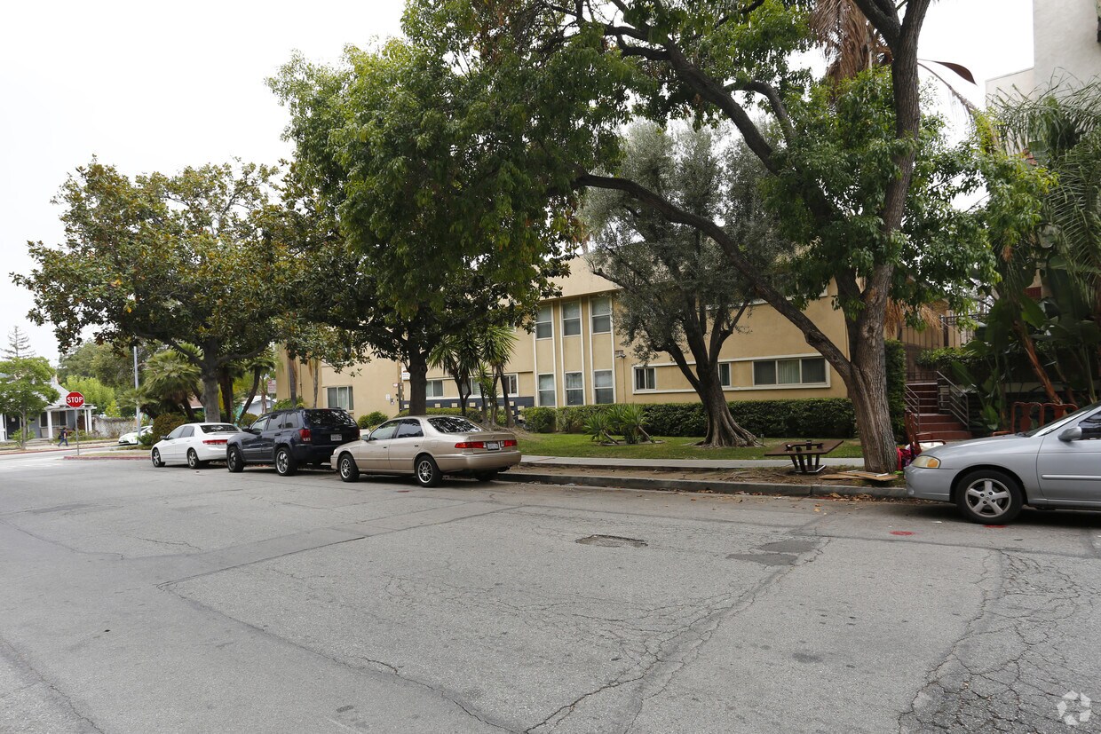 Building Photo - 301 N Cedar St