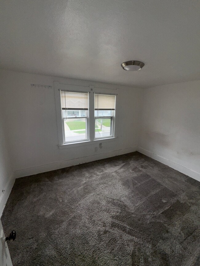 Building Photo - 2127 Elliott Ave