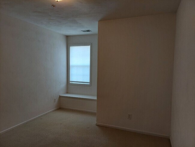 Building Photo - 3 BED / 2 BATH CONDO