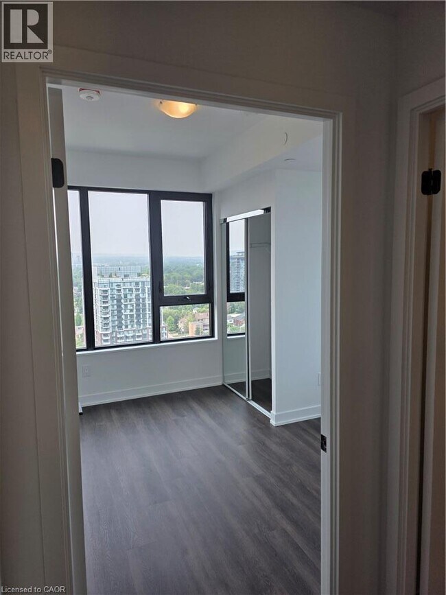 Photo du bâtiment - 2075 Lakeshore Rd.