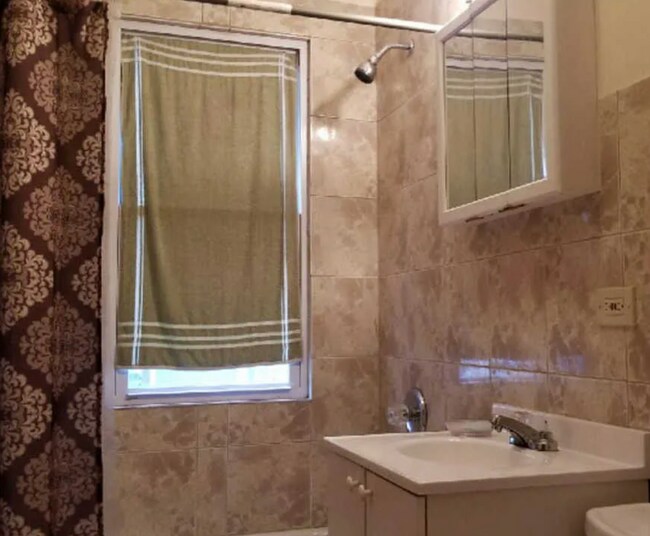 Foto del edificio - Updated 3-Bedroom Home in South Chicago – ...