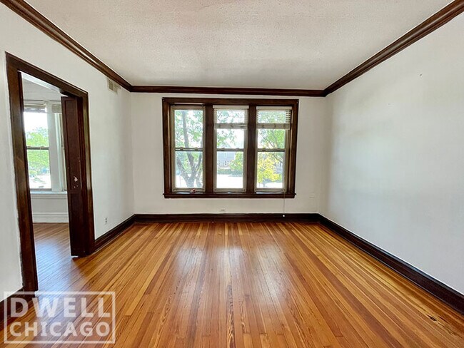 Building Photo - 4514 N Lincoln Ave
