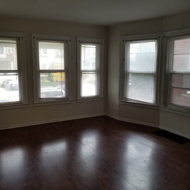 Foto del edificio - 576 Potomac Ave