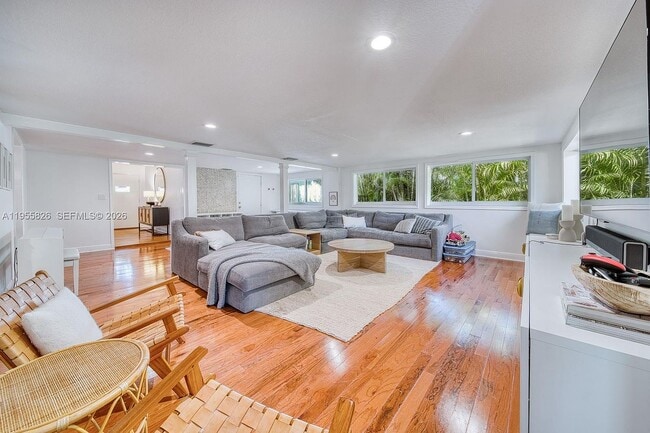 Foto del edificio - 3227 Riviera Dr