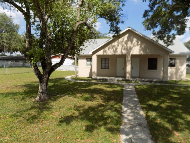 Building Photo - Affordable 1/1 in Zephyrhills