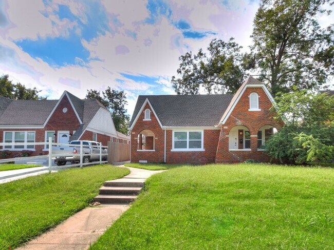 Building Photo - The Plaza District 2 bed 1 Bath is Close t...