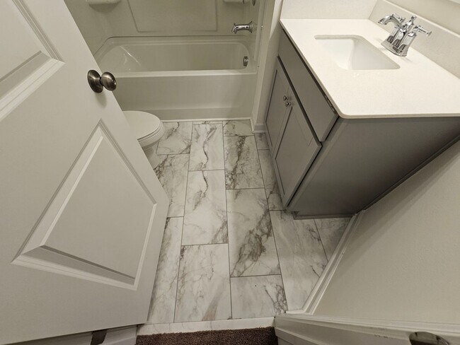 Foto del edificio - BeautifulTownhome in North Charlotte
