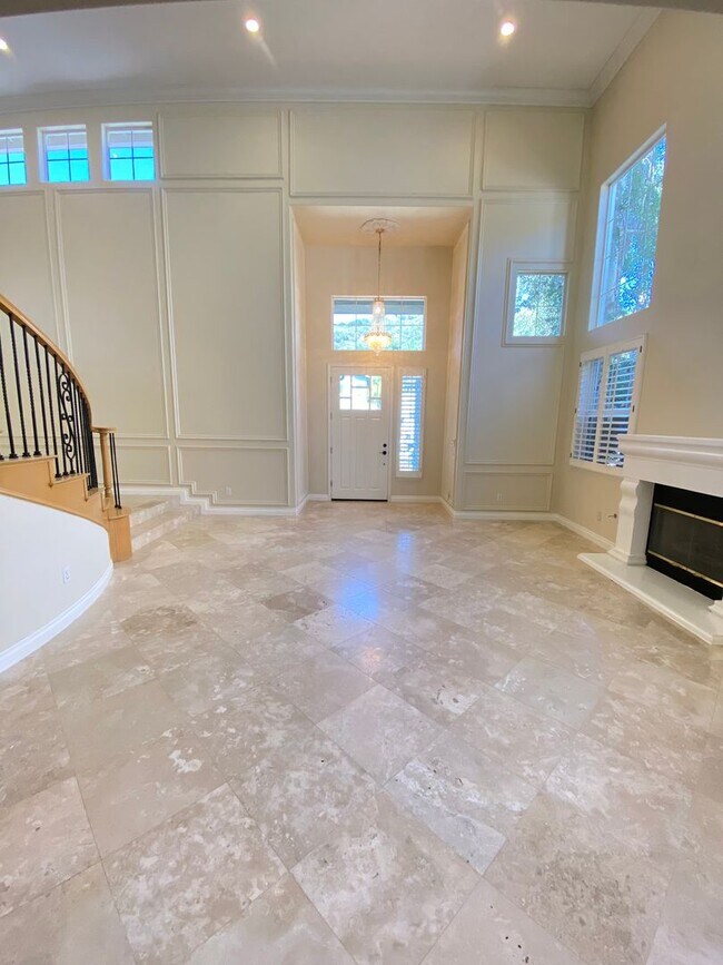 Foto del edificio - Beautiful 5 bedroom Newbury Park home with mountain views