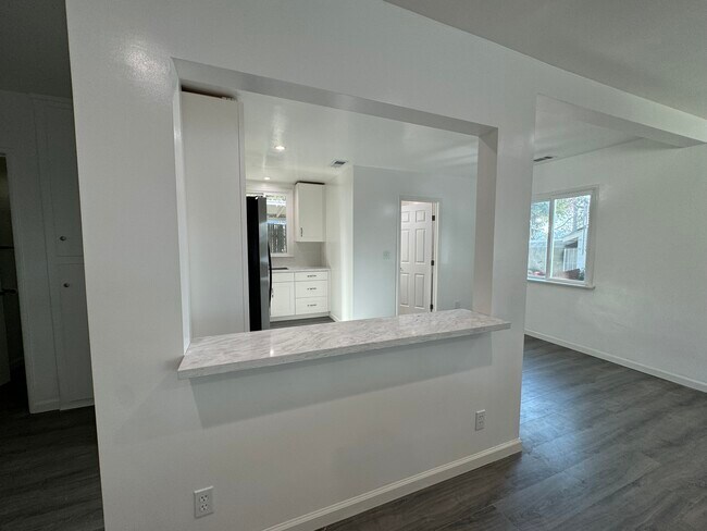 Counter height bar at kitchen - 11052 Plainview Ave