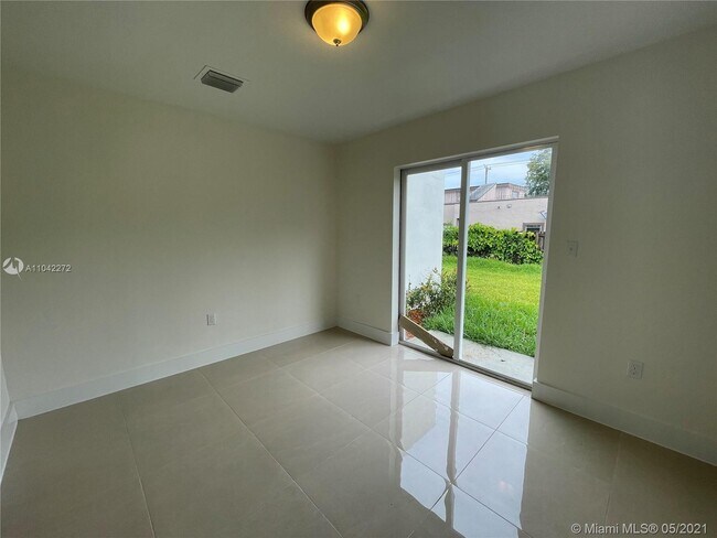 Foto del edificio - 385 NW 82nd Ter