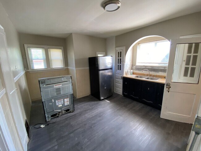 Foto del edificio - Recently Renovated Two Bedroom Coming Avai...