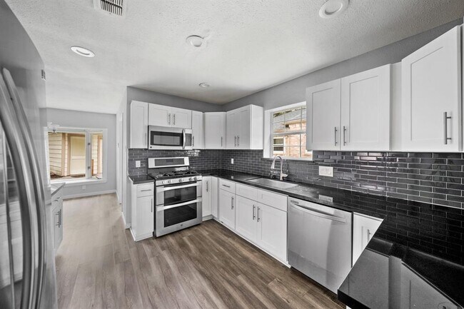Foto del edificio - 1302 Berrywood Ln