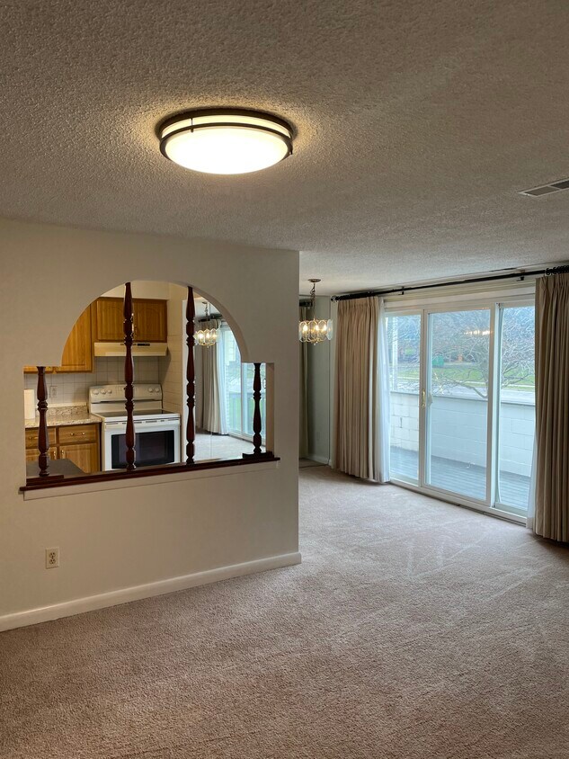 Sala de estar con vista a la cocina, área de comedor, y balcón - 1 Cambridge Sq