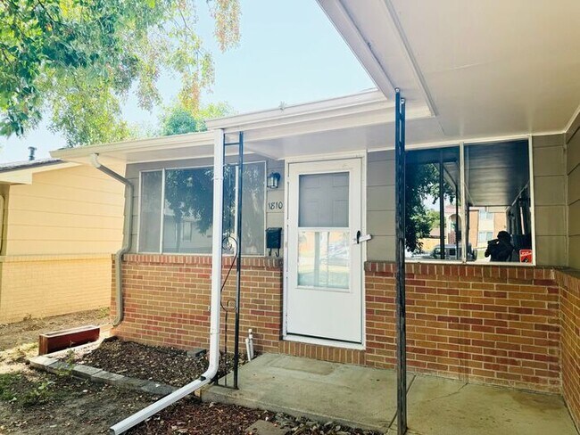 Building Photo - GREAT LOCATION! 2Bed, 1 Bath Bright and Sp...