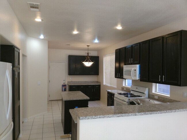 Building Photo - 4 bedroom 3 bath 3 car garage Summerlin