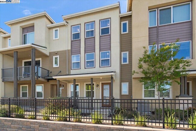 Building Photo - 1132 California Cir