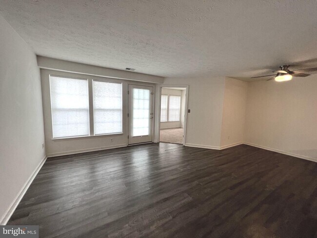 Foto del edificio - Beautiful 3 bedroom, 2 full bath condomini...