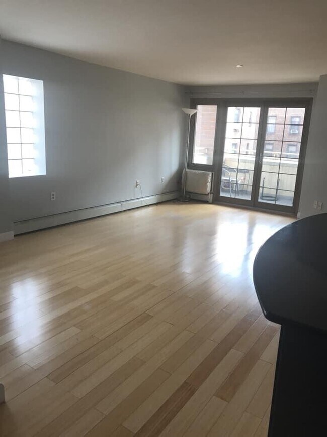 Living / dining room - 8375 117th St