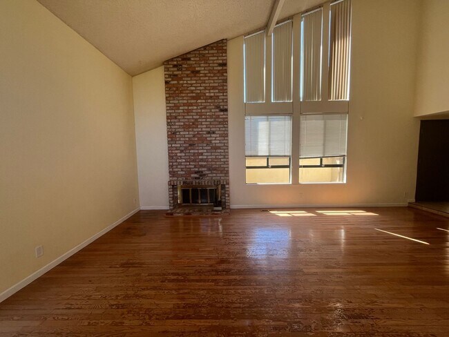 Building Photo - Huge Single family Gem has beautiful views...