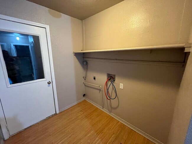 Building Photo - 2 bedroom, 1.5 bathroom in Sperry