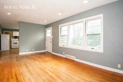 Building Photo - Charming Downtown Overland Park RANCH w/Ba...