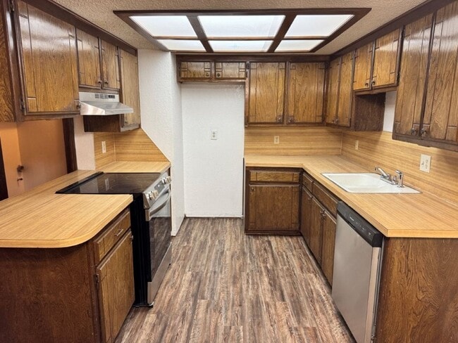 Foto del edificio - 2 bed 2 bath duplex refreshed with new flooring and bathroom countertops and paint, spacious and ...