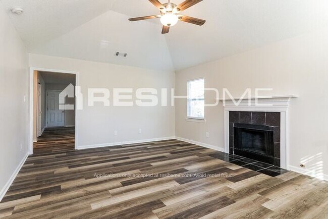 Foto del edificio - 128 Cedar Bend Dr