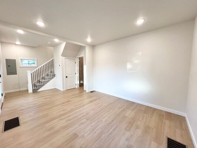 Building Photo - Charming Two-Story 3BD/2B Single-Family Ho...