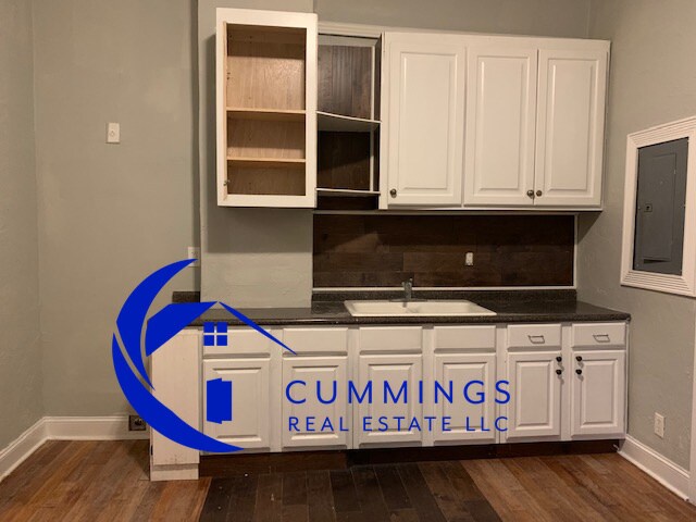 Building Photo - Lovely One Bedroom Duplex