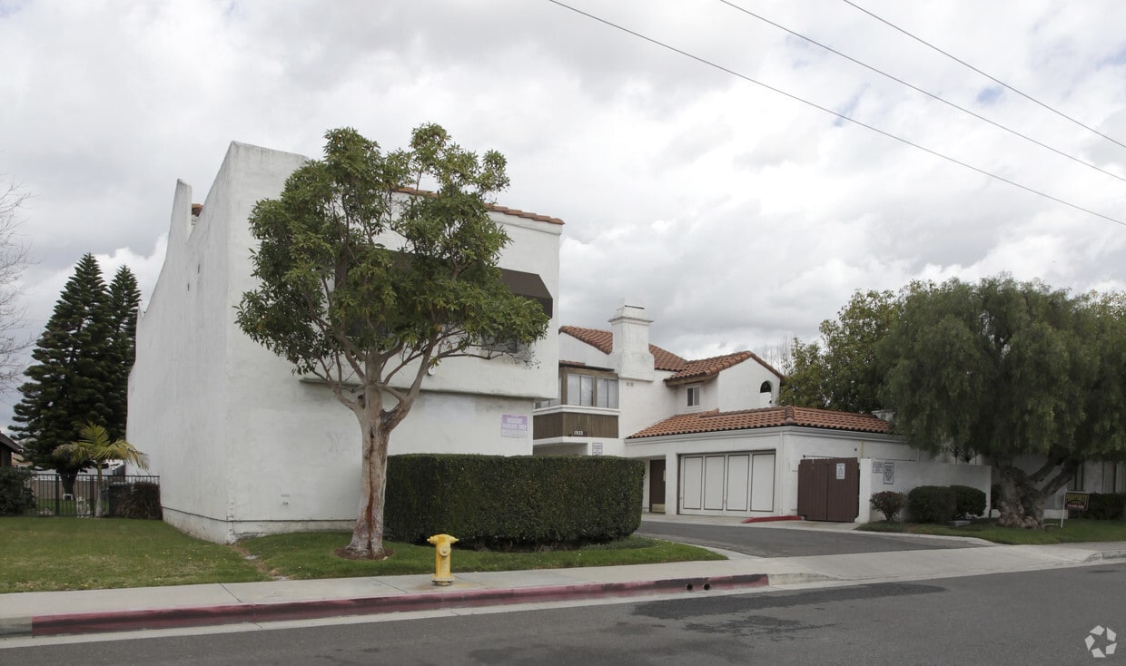 Building Photo - 1931-1935 Houston Ave