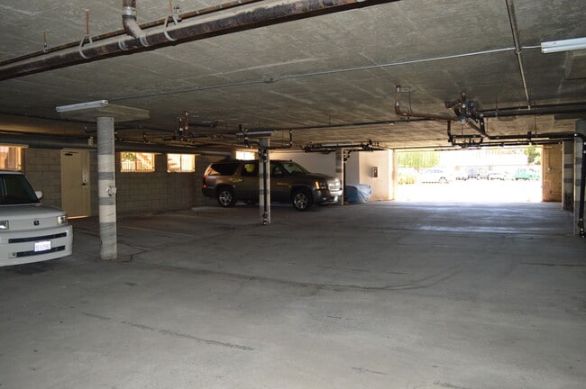 Building Photo - 2 BR, 1 and 1/2 BA Condo with 2 Parking Space