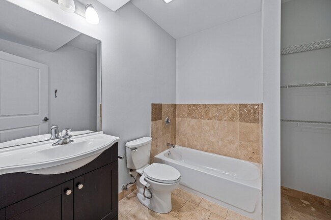 Foto del edificio - 2 bed 2.5 bath Logan Square Duplex