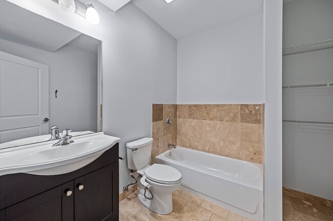 Building Photo - 2 bed 2.5 bath Logan Square Duplex