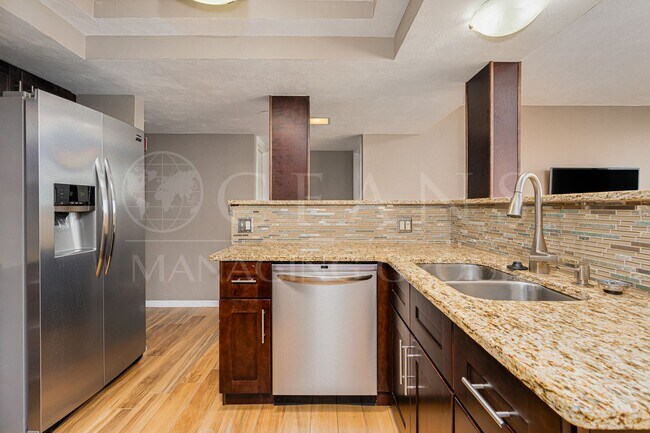 Foto del edificio - Location, Location, Location