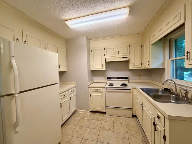 Building Photo - Duplex Close to Shaw AFB!