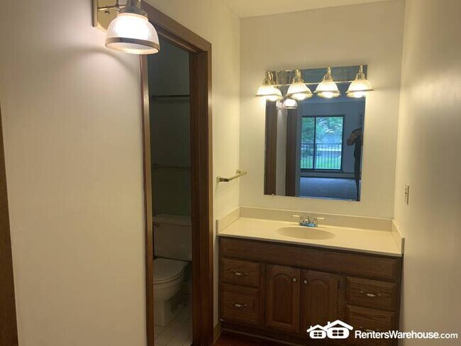 Building Photo - Beautiful 2 Bed in Hopkins!!