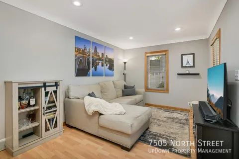 Foto del edificio - 7505 North St