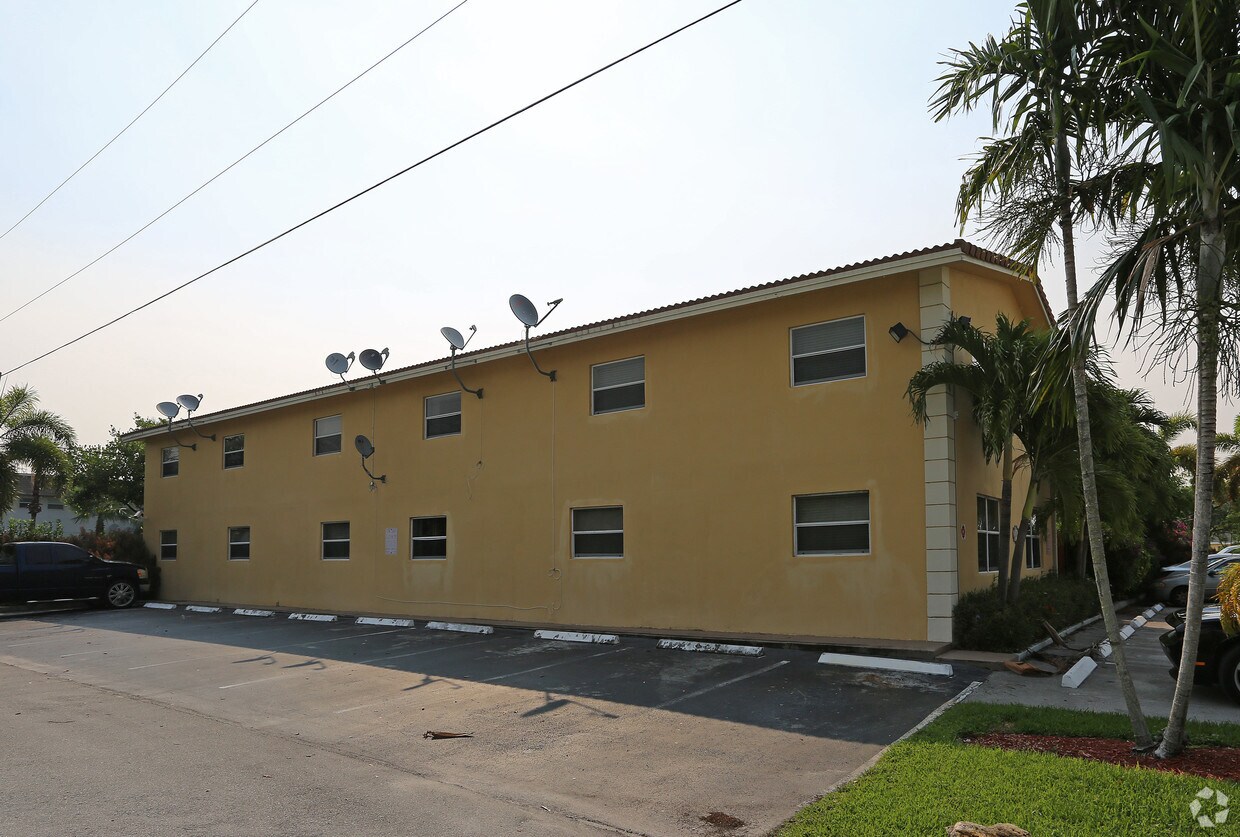 Building Photo - 811 NE 14th Pl