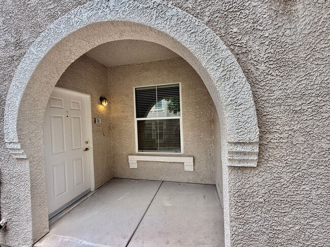 Building Photo - BEAUTIFULLY REMODELED 1 BEDROOM DOWNSTAIRS...