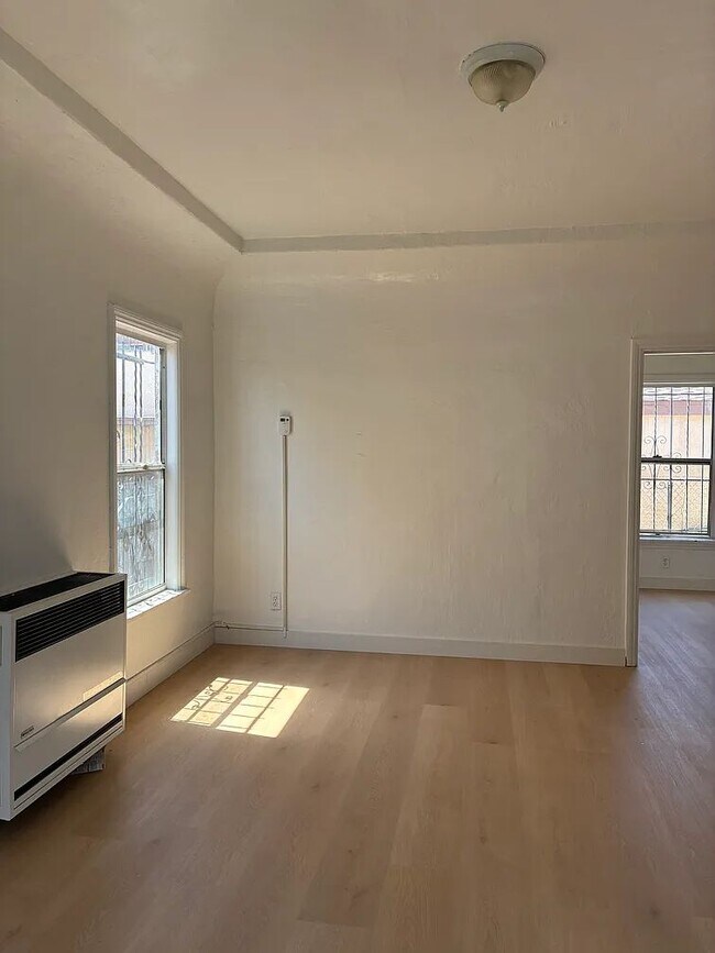 Foto del edificio - 912 W 78th St