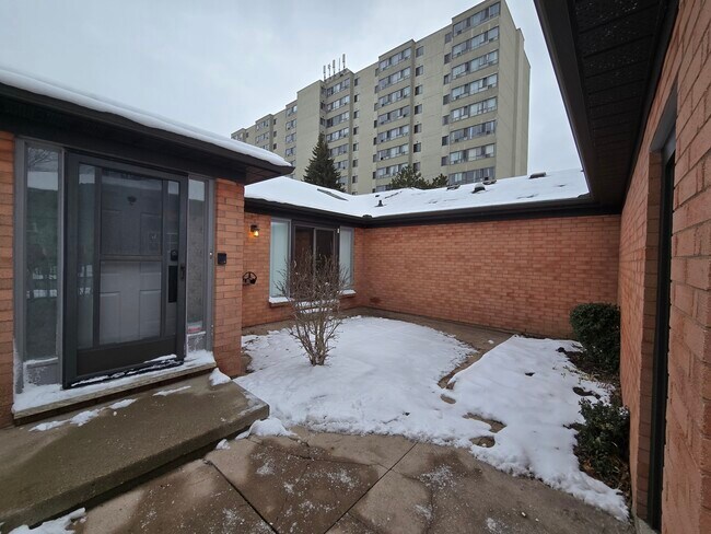 Building Photo - Oakridge!  Beautiful 2 Bed, 3 Bath BUNGALOW * Garage * Finished Bsmt * AVAIL NOW